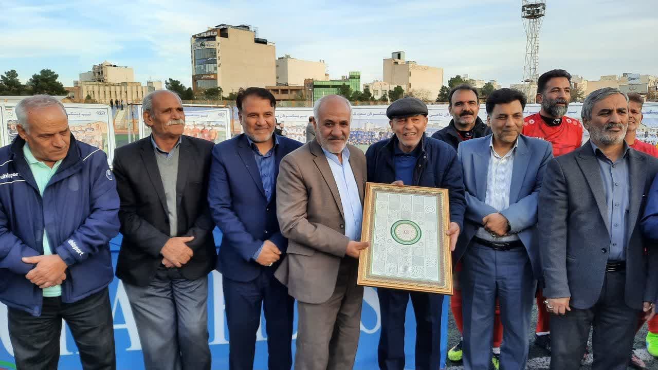 اقدام شایسته هیات فوتبال قم درتجلیل از پیشکسوتان        
