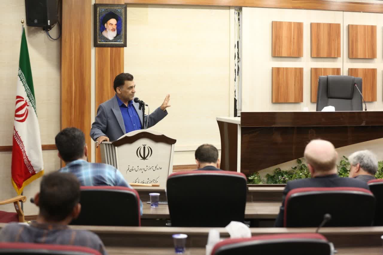 سخنرانی مدیر مسئول پایگاه خبری نشاط وزندگی در جمع خبر نگاران استان قم